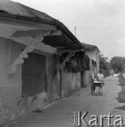 Wrzesień 1978, Szydłowiec, woj. radomskie, Polska
Fragment miasteczka, rodzina z dzieckiem w wózku.
Fot. Jarosław Tarań, zbiory Ośrodka KARTA [78-9]