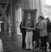 20.04.1978, Warszawa - Wilanów, Polska.
Pałac w Wilanowie, pracownicy muzeum wieszają portrety rodziny Sobieskich.
Fot. Jarosław Tarań, zbiory Ośrodka KARTA [78-112]