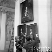 20.04.1978, Warszawa - Wilanów, Polska.
Pałac w Wilanowie, pracownicy muzeum wieszają portrety rodziny Sobieskich.
Fot. Jarosław Tarań, zbiory Ośrodka KARTA [78-112]