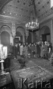 Październik 1978, Warszawa, Polska.
Barokowy Pałac Paca przy ulicy Miodowej, grupa zwiedzających w jednej z sal.
Fot. Jarosław Tarań, zbiory Ośrodka KARTA [78-76] 
