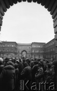 Październik 1978, Warszawa, Polska.
Barokowy Pałac Paca przy ulicy Miodowej, grupa zwiedzających przed budynkiem.
Fot. Jarosław Tarań, zbiory Ośrodka KARTA [78-76] 
