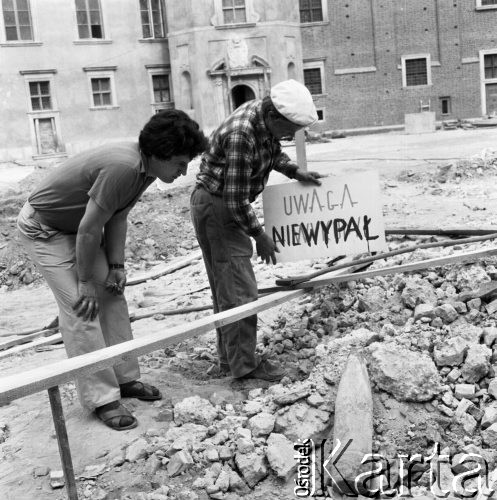 9.06.1978, Warszawa, Polska.
Niewypał na dziedzińcu Zamku Królewskiego.
Fot. Jarosław Tarań, zbiory Ośrodka KARTA [78-67] 

