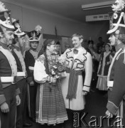 18.06.1978, Warszawa, Polska.
Studencki ślub członków Zespołu Pieśni i Tańca Politechniki Warszawskiej.
Fot. Jarosław Tarań, zbiory Ośrodka KARTA [78-68]