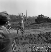 Wrzesień 1978, Polska
Słuchacze Wyższej Oficerskiej Szkoły Wojsk Inżynieryjnych z Wrocławia podczas ćwiczeń na poligonie.
Fot. Jarosław Tarań, zbiory Ośrodka KARTA [78-65]