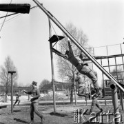 Wrzesień 1978, Wrocław, Polska
Słuchacze Wyższej Oficerskiej Szkoły Wojsk Inżynieryjnych podczas ćwiczeń.
Fot. Jarosław Tarań, zbiory Ośrodka KARTA [78-65]