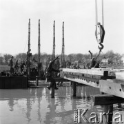 Wrzesień 1978, Polska
Słuchacze Wyższej Oficerskiej Szkoły Wojsk Inżynieryjnych podczas ćwiczeń na poligonie.
Fot. Jarosław Tarań, zbiory Ośrodka KARTA [78-65]