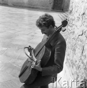Wrzesień 1978, Szydłowiec, woj. radomskie, Polska
Pracownik Muzeum Instrumentów Ludowych z instrumentem smyczkowym.
Fot. Jarosław Tarań, zbiory Ośrodka KARTA [78-7]
