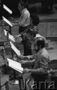 Wrzesień 1978, Warszawa, Polska.
Filharmonia Narodowa, śpiewacy podczas próby koncertu.
Fot. Jarosław Tarań, zbiory Ośrodka KARTA [78-17]