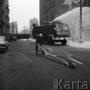 23.11.1978, Warszawa, Polska.
Pożar stacji transformatorowej przy ulicy Żelaznej, strażacy w czasie akcji gaśniczej.
Fot. Jarosław Tarań, zbiory Ośrodka KARTA [78-59]