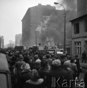 23.11.1978, Warszawa, Polska.
Pożar stacji transformatorowej przy ulicy Żelaznej, tłum gapiów.
Fot. Jarosław Tarań, zbiory Ośrodka KARTA [78-58]