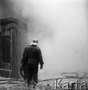23.11.1978, Warszawa, Polska.
Pożar stacji transformatorowej przy ulicy Żelaznej, strażacy w czasie akcji gaśniczej.
Fot. Jarosław Tarań, zbiory Ośrodka KARTA [78-59]