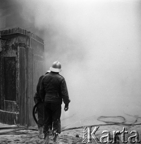 23.11.1978, Warszawa, Polska.
Pożar stacji transformatorowej przy ulicy Żelaznej, strażacy w czasie akcji gaśniczej.
Fot. Jarosław Tarań, zbiory Ośrodka KARTA [78-59]