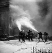23.11.1978, Warszawa, Polska.
Pożar stacji transformatorowej przy ulicy Żelaznej, strażacy w czasie akcji gaśniczej.
Fot. Jarosław Tarań, zbiory Ośrodka KARTA [78-59]