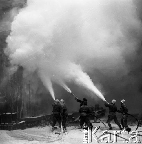 23.11.1978, Warszawa, Polska.
Pożar stacji transformatorowej przy ulicy Żelaznej, strażacy w czasie akcji gaśniczej.
Fot. Jarosław Tarań, zbiory Ośrodka KARTA [78-58]