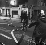 23.11.1978, Warszawa, Polska.
Pożar stacji transformatorowej przy ulicy Żelaznej, strażacy w czasie akcji gaśniczej.
Fot. Jarosław Tarań, zbiory Ośrodka KARTA [78-58]