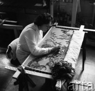 23.01.1978, Warszawa, Polska.
Muzeum Narodowe, pracownia konserwacji dzieł sztuki, renowacja zabytkowej tkaniny.
Fot. Jarosław Tarań, zbiory Ośrodka KARTA [78-56]