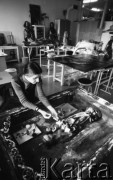 23.01.1978, Warszawa, Polska.
Muzeum Narodowe, pracownia konserwacji dzieł sztuki, renowacja średniowiecznej drewnianej rzeźby polichromowanej przedstawiającej Madonnę  z Dzieciątkiem.
Fot. Jarosław Tarań, zbiory Ośrodka KARTA [78-57]