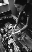23.01.1978, Warszawa, Polska.
Muzeum Narodowe, pracownia konserwacji dzieł sztuki, renowacja średniowiecznej drewnianej rzeźby polichromowanej przedstawiającej Madonnę  z Dzieciątkiem.
Fot. Jarosław Tarań, zbiory Ośrodka KARTA [78-57]