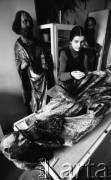 23.01.1978, Warszawa, Polska.
Muzeum Narodowe, pracownia konserwacji dzieł sztuki, renowacja średniowiecznej drewnianej rzeźby polichromowanej.
Fot. Jarosław Tarań, zbiory Ośrodka KARTA [78-57]