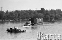 Wrzesień 1978, Warszawa, Polska.
Keson dla budowy Trasy Toruńskiej, transport drogą wodną.
Fot. Jarosław Tarań, zbiory Ośrodka KARTA [78-91]