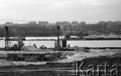 12.03.1978, Warszawa, Polska.
Budowa mostu Trasy Toruńskiej, prace nad Wisłą, na drugim brzegu rzeki osiedle mieszkaniowe.
Fot. Jarosław Tarań, zbiory Ośrodka KARTA [78-92]