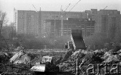 Wrzesień 1978, Warszawa, Polska.
Budowa Trasy Toruńskiej, na pierwszym planie koparka i samochód ciężarowy - wywrotka, w tle budowane osiedle mieszkaniowe.
Fot. Jarosław Tarań, zbiory Ośrodka KARTA [78-93]