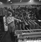 Listopad 1978, Kowary, Polska
Pracownica Fabryki Dywanów, w tle napis: 