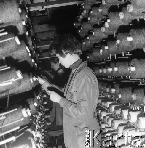 Listopad 1978, Kowary, Polska
Fabryka Dywanów, pracownice między szpulami przędzy.
Fot. Jarosław Tarań, zbiory Ośrodka KARTA [78-84] 
