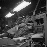 Listopad 1978, Kowary, Polska
Pracownica Fabryki Dywanów i maszyna tkacka.
Fot. Jarosław Tarań, zbiory Ośrodka KARTA [78-84] 
