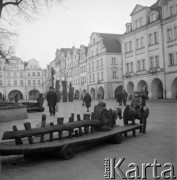 Listopad 1978, Jelenia Góra, Polska
Rzeźby na Rynku, chłopiec na drewnianym koniu.
Fot. Jarosław Tarań, zbiory Ośrodka KARTA [78-72] 
