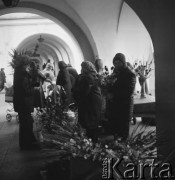 Listopad 1978, Jelenia Góra, Polska
Kwiaciarki na Rynku.
Fot. Jarosław Tarań, zbiory Ośrodka KARTA [78-72] 


