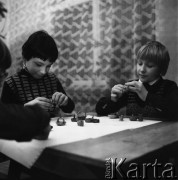 6.01.1978, Warszawa, Polska.
Zajęcia pozalekcyjne w szkole podstawowej, dzieci lepiące koszyczki z plasteliny.
Fot. Jarosław Tarań, zbiory Ośrodka KARTA [78-47] 
