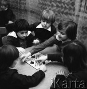 6.01.1978, Warszawa, Polska.
Zajęcia pozalekcyjne w szkole podstawowej, dzieci grające w 