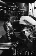 9.01.1978, Sandomierz, Polska
Huta Szkła, produkcja szyb samochodowych.
Fot. Jarosław Tarań, zbiory Ośrodka KARTA [78-54]