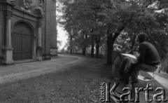 Sierpień 1978, Sandomierz, Polska
Plenerowe zajęcia z rysunku, licealistka szkicująca budynek kościoła.
Fot. Jarosław Tarań, zbiory Ośrodka KARTA [78-32]