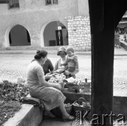 Sierpień 1978, Kazimierz Dolny, Polska
Ulica Lubelska, sprzedawczyni jabłek.
Fot. Jarosław Tarań, zbiory Ośrodka KARTA [78-030]