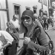 Sierpień 1978, Kazimierz Dolny, Polska
Dziewczyna z makówkami.
Fot. Jarosław Tarań, zbiory Ośrodka KARTA [78-030] 
