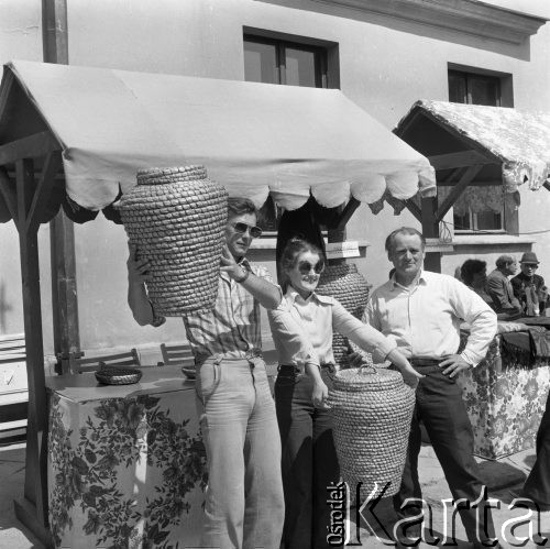 Sierpień 1978, Kazimierz Dolny, Polska
Turyści przy stoisku ze słomianymi koszami.
Fot. Jarosław Tarań, zbiory Ośrodka KARTA [78-029]