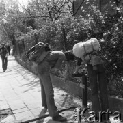 Sierpień 1978, Kazimierz Dolny, Polska
Chłopcy z plecakami pijący wodę z ulicznej studni.
Fot. Jarosław Tarań, zbiory Ośrodka KARTA [78-029]