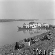 Sierpień 1978, Kazimierz Dolny, Polska
Statek wycieczkowy odbijający z przystani nad brzegiem Wisły.
Fot. Jarosław Tarań, zbiory Ośrodka KARTA [78-029]