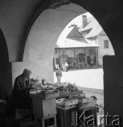 Sierpień 1978, Kazimierz Dolny, Polska
Stoisko z owocami w podcieniach Rynku.
Fot. Jarosław Tarań, zbiory Ośrodka KARTA [78-027]