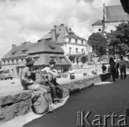 Sierpień 1978, Kazimierz Dolny, Polska
Chłopcy z plecakami i gitarą na Rynku miasteczka.
Fot. Jarosław Tarań, zbiory Ośrodka KARTA [78-027]
