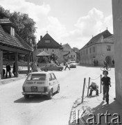 Sierpień 1978, Kazimierz Dolny, Polska
Fragment miasteczka, z prawej bawiące się dzieci.
Fot. Jarosław Tarań, zbiory Ośrodka KARTA [78-027]