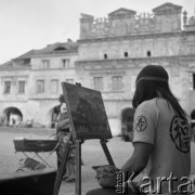 Sierpień 1978, Kazimierz Dolny, Polska
Artysta malujący studnię na Rynku i kościół farny.
Fot. Jarosław Tarań, zbiory Ośrodka KARTA [78-026]