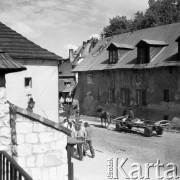 Sierpień 1978, Kazimierz Dolny, Polska
Fragment miasteczka, konny wóz przejeżdżający ulicą.
Fot. Jarosław Tarań, zbiory Ośrodka KARTA [78-025]