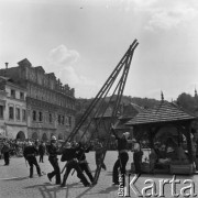 Sierpień 1978, Kazimierz Dolny, Polska
Festyn na Rynku, pokazy Straży Pożarnej, strażacy ustawiający drabinę.
Fot. Jarosław Tarań, zbiory Ośrodka KARTA [78-023]