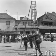 Sierpień 1978, Kazimierz Dolny, Polska
Festyn na Rynku, pokazy Straży Pożarnej, strażacy z drabiną.
Fot. Jarosław Tarań, zbiory Ośrodka KARTA [78-023]