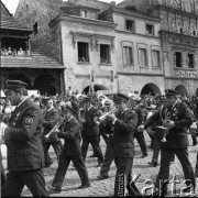 Sierpień 1978, Kazimierz Dolny, Polska
Festyn na Rynku, przemarsz orkiestry.
Fot. Jarosław Tarań, zbiory Ośrodka KARTA [78-022]