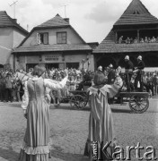 Sierpień 1978, Kazimierz Dolny, Polska
Festyn na Rynku, pokazy Straży Pożarnej, strażacy na zabytkowym wozie strażackim, na pierwszym planie dziewczyny w sukniach.
Fot. Jarosław Tarań, zbiory Ośrodka KARTA [78-022]