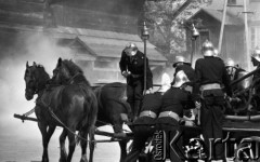 18.05.1978, Kazimierz Dolny, Polska
Festyn na Rynku, pokazy Straży Pożarnej.
Fot. Jarosław Tarań, zbiory Ośrodka KARTA [78-24] 
